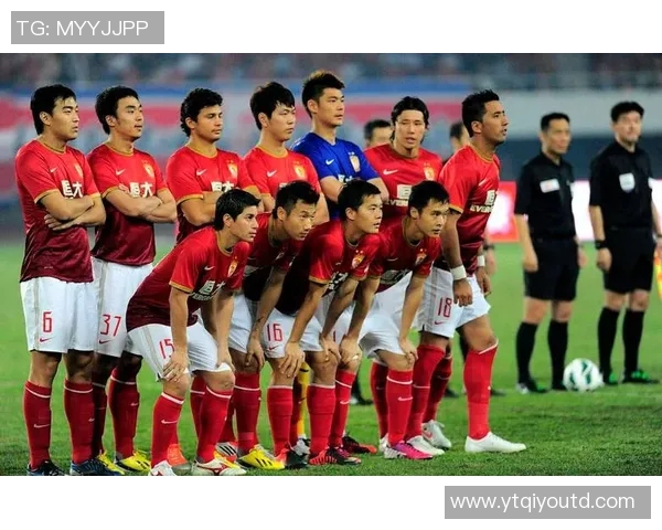 足球明星在中国庆祝生日与球迷互动分享快乐时光